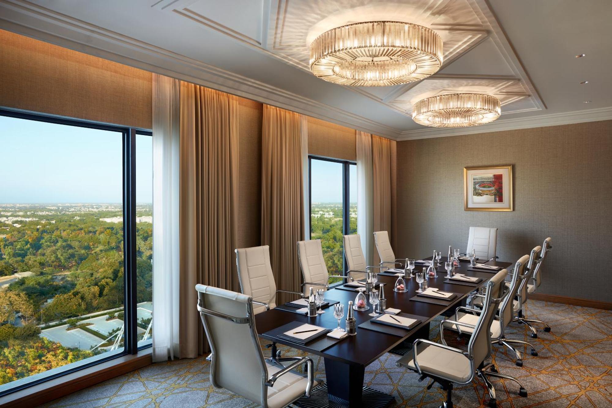 The Leela Gandhinagar Hotel ภายนอก รูปภาพ